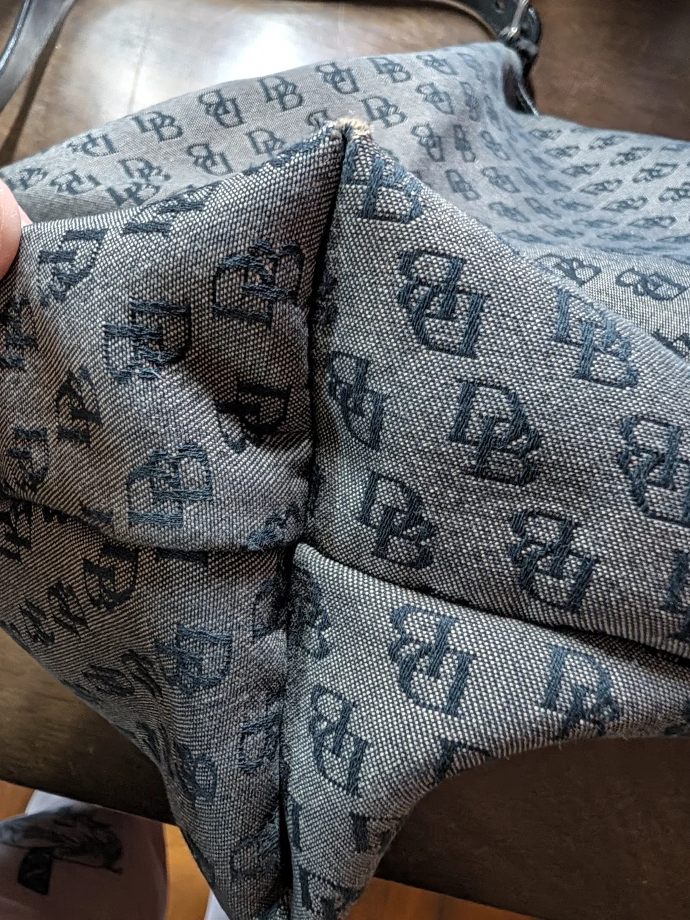 Dooney & Bourke description gorgeous